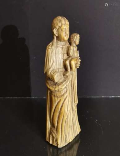 Vierge en ivoire sculpté. H. : 13 cm. Accident. Espèces animale protégées : [...]