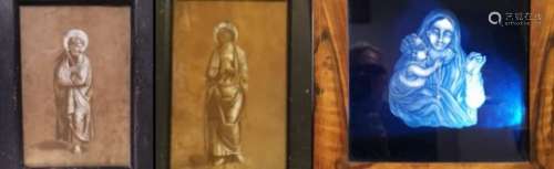 Vierge à l'enfant en verre gravé sur une plaque en verre bleuté.