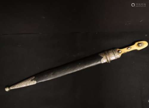 Caucasse, poignard dit Kindjal, fin XIXème siècle. Fusée en corne ivoire à trois [...]