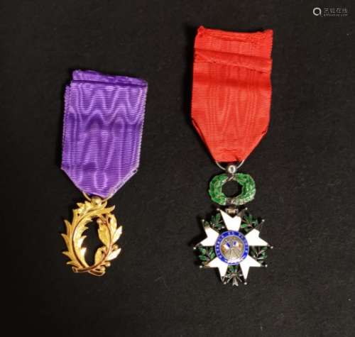 Légion d'honneur de 1870 et son ruban. Manque à l'émail. On joint une médaille [...]