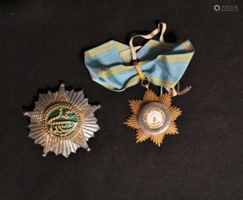 COMORES. Deux médailles dont l'Ordre (Royal) de l'Etoile d'Anjouan et commandeur de [...]