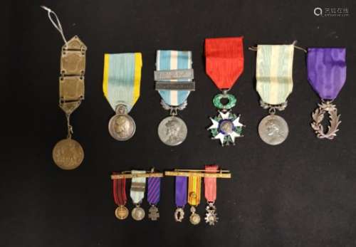 6 médailles dont deux médailles Coloniales dont une avec barrettes Madagascar et [...]