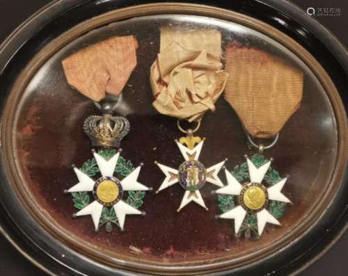 Cadre contenant : -Médaille de chevalier de l'Ordre de le Légion d'Honneur en [...]