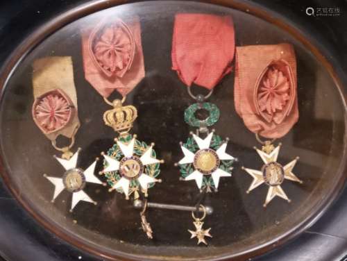 Cadre contenant : -Médaille d'officier 