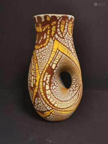 ACCOLAY. Vase en partie évidé à décor orange de motifs gravés à glaçure [...]