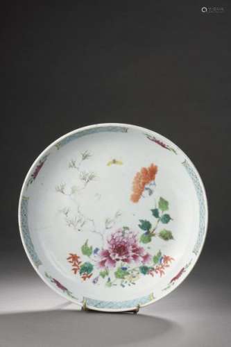 CHINE XIXe siècle. Plat circulaire en porcelaine à…