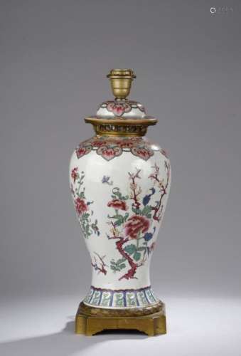 Grand vase balustre couvert à décor de pivoines et…