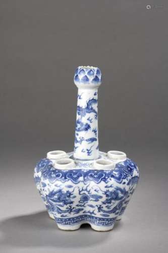 CHINE XIXe siècle. Tulipier en porcelaine bleu bla…