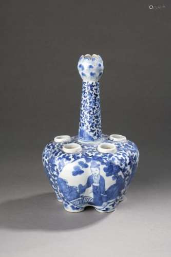 CHINE Fin XIXe siècle. Tulipier en porcelaine bleu…
