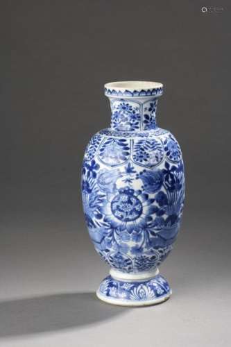 CHINE Époque KANGXI (1662 1722). Vase balustre sur…