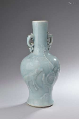 CHINE XIXe siècle. Vase balustre à deux anses en p…