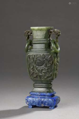 CHINE XIXe siècle. Petit vase en néphrite céladon …