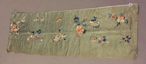 CHINE XIXe siècle. Panneau horizontal en soie vert…