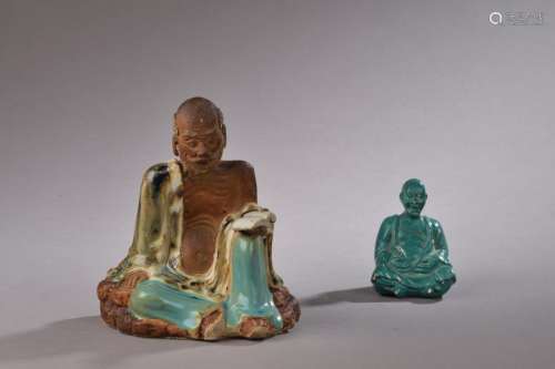 CHINE XIXe siècle. Statuette de Luohan assis, un l…