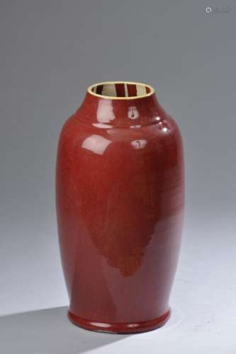 CHINE XIXe siècle. Grand vase en porcelaine émaill…