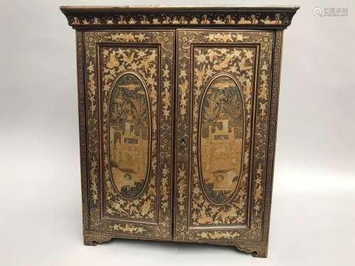 CHINE XIXe siècle. Cabinet en bois laqué noir et o…