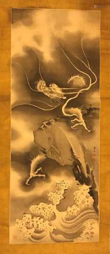 JAPON XXe siècle. Kakémono peint d'un dragon. Haut…
