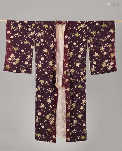 JAPON. Deux kimonos en soie, l'un à décor de fleur…