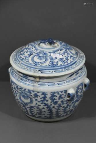 Pot couvert en porcelaine de Chine bleue (ht 19cm)…