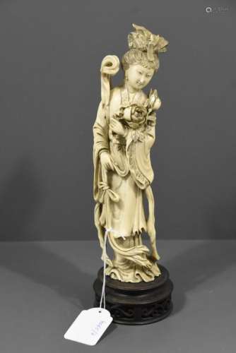 Dame de cour en ivoire sculpté, Chine 19eme, vers …