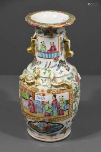 Vase en porcelaine de Canton, 19ème (Ht.22,5cm)