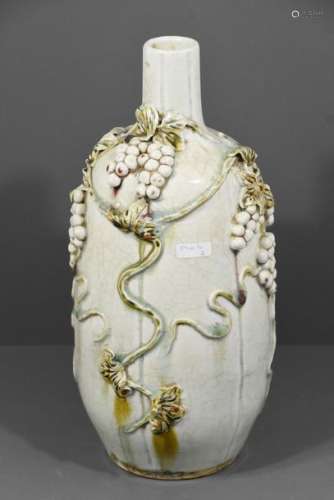 Vase en porcelaine de Chine à décor en relief (Ht …