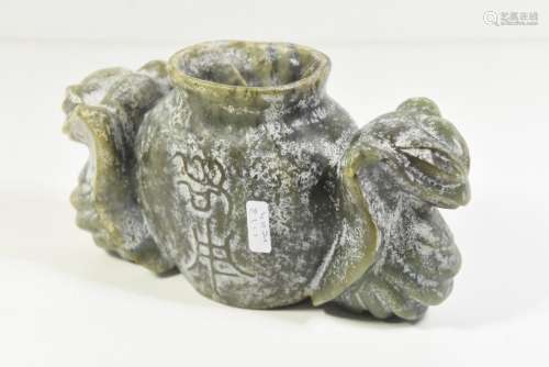 Vase en jade sculpté motif de najjas, écriture arc…