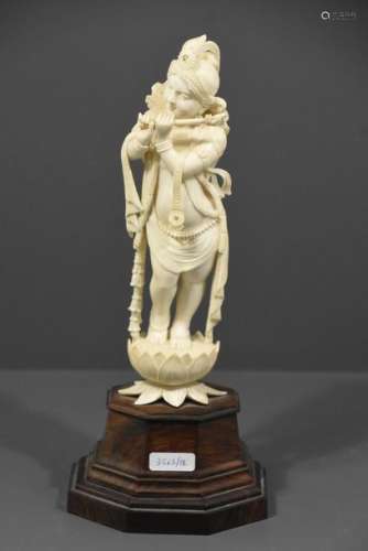 Musicienne en ivoire sculpté, Inde 19eme, vers 188…