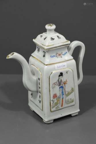 Théière en porcelaine de Chine vers 1910 (Ht 20cm)