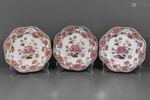 Trois assiettes chinoises famille rose (1 cheveu) …