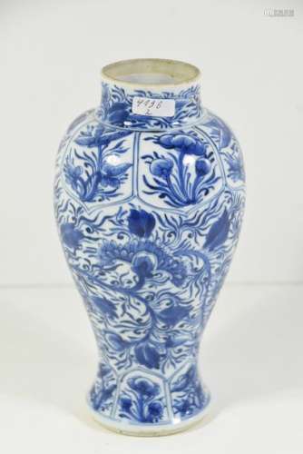 Vase en porcelaine de Chine Kangxi, signé (Ht.22,5…