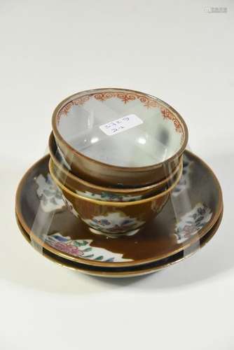 Deux soucoupes et trois bols en porcelaine de Chin…