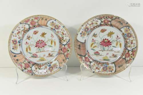 Paire d'assiettes en porcelaine de Chine, décor fl…