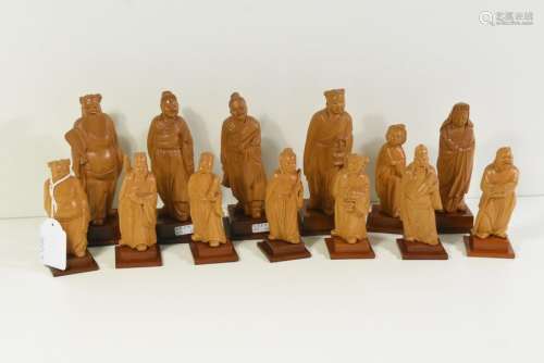 13 statuettes asiatiques en bois sculpté (Ht.Entre…