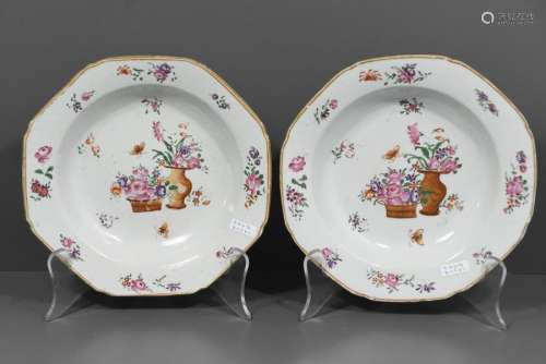 Paire d'assiettes octogonales en porcelaine de Chi…