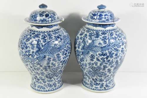 Paire de vases chinois anciens (ht 43cm) (un couve…