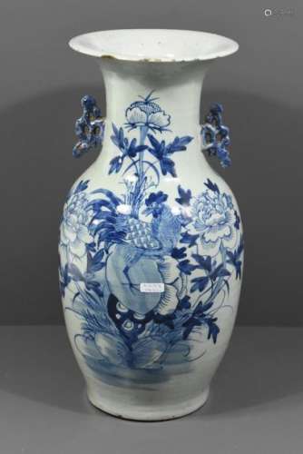Vase en porcelaine de Chine (ht 42cm) éclats au co…