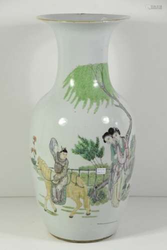 Vase en porcelaine de Chine (cassé au col) Ht 42cm