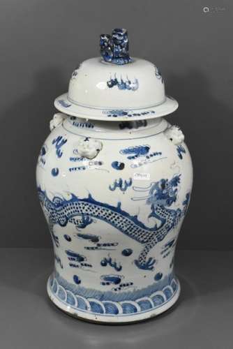 Pot couvert en porcelaine de Chine (Ht 45cm)