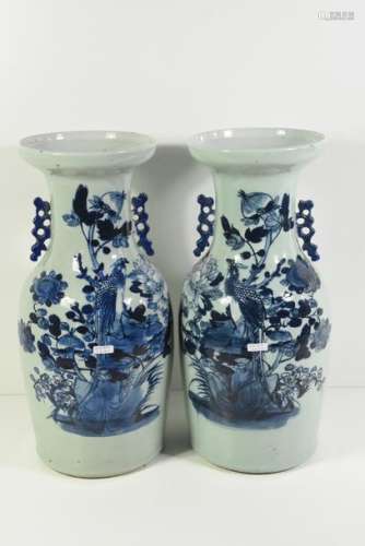 Paire de vases en porcelaine de Chine (ht 44cm) un…