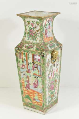 Vase quadrangulaire en porcelaine de Canton 19ème …