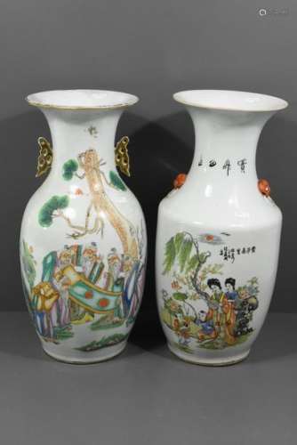 Deux vases en porcelaine de Chine vers 1900, éclat…