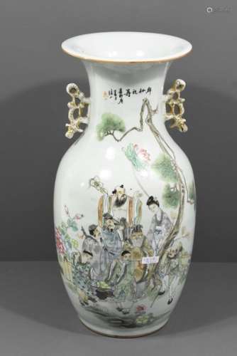 Vase en porcelaine de Chine à décor de fête (ht 41…