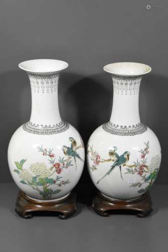 Paire de vases en porcelaine de Chine à décor de p…