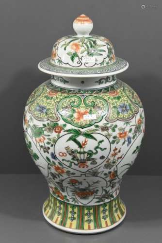 Potiche couverte en porcelaine de Chine (Ht.45cm)