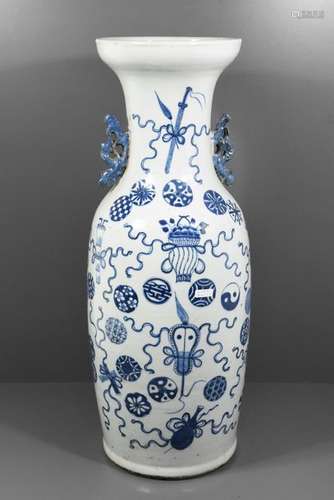 Vase en porcelaine de Chine (Ht.59cm, une étoile à…