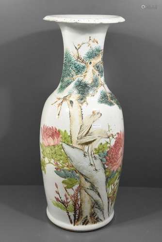 Vase en porcelaine de Chine 19ème (éclat au col) H…