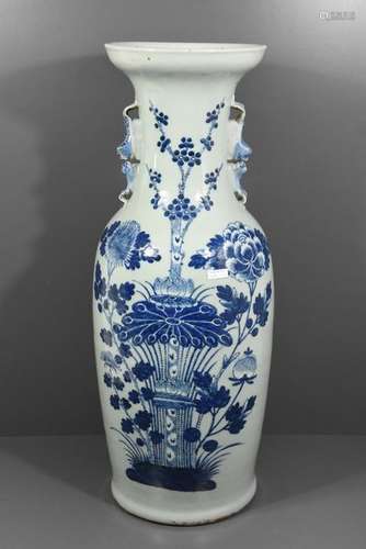 Vase en porcelaine de Chine 19ème (petit éclat au …