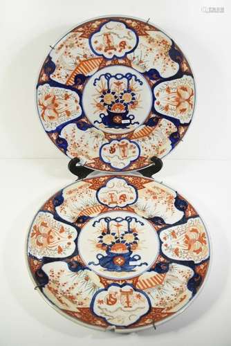 Paire de grands plats en porcelaine du Japon, 19èm…