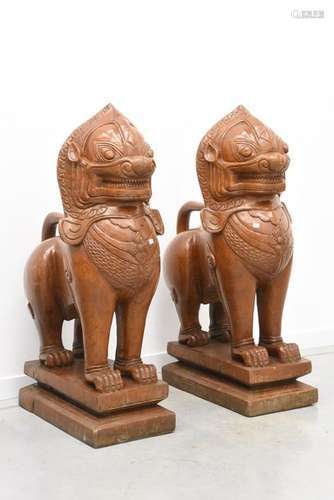 Deux chiens de Fô en bois sculpté (ht 90cm)